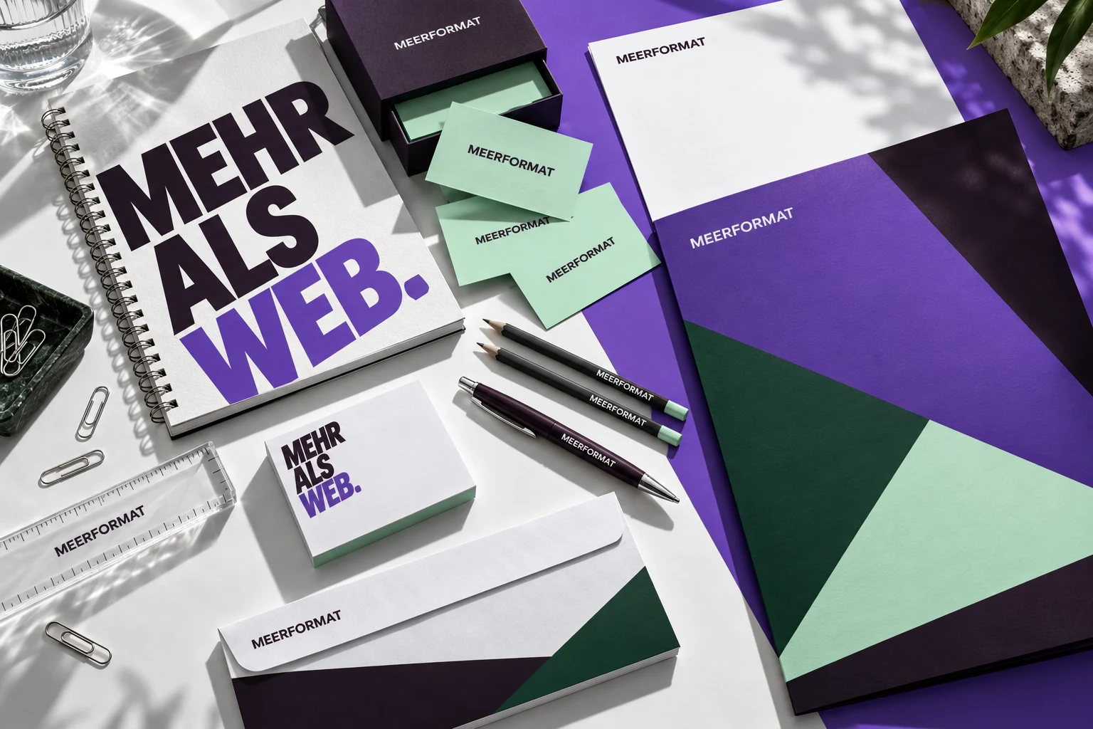 Meerformat-Büroartikel als Gestaltungsbeispiel: Mappe, Briefpapier, Visitenkarten, Notizbuch, Stifte und Haftnotizen