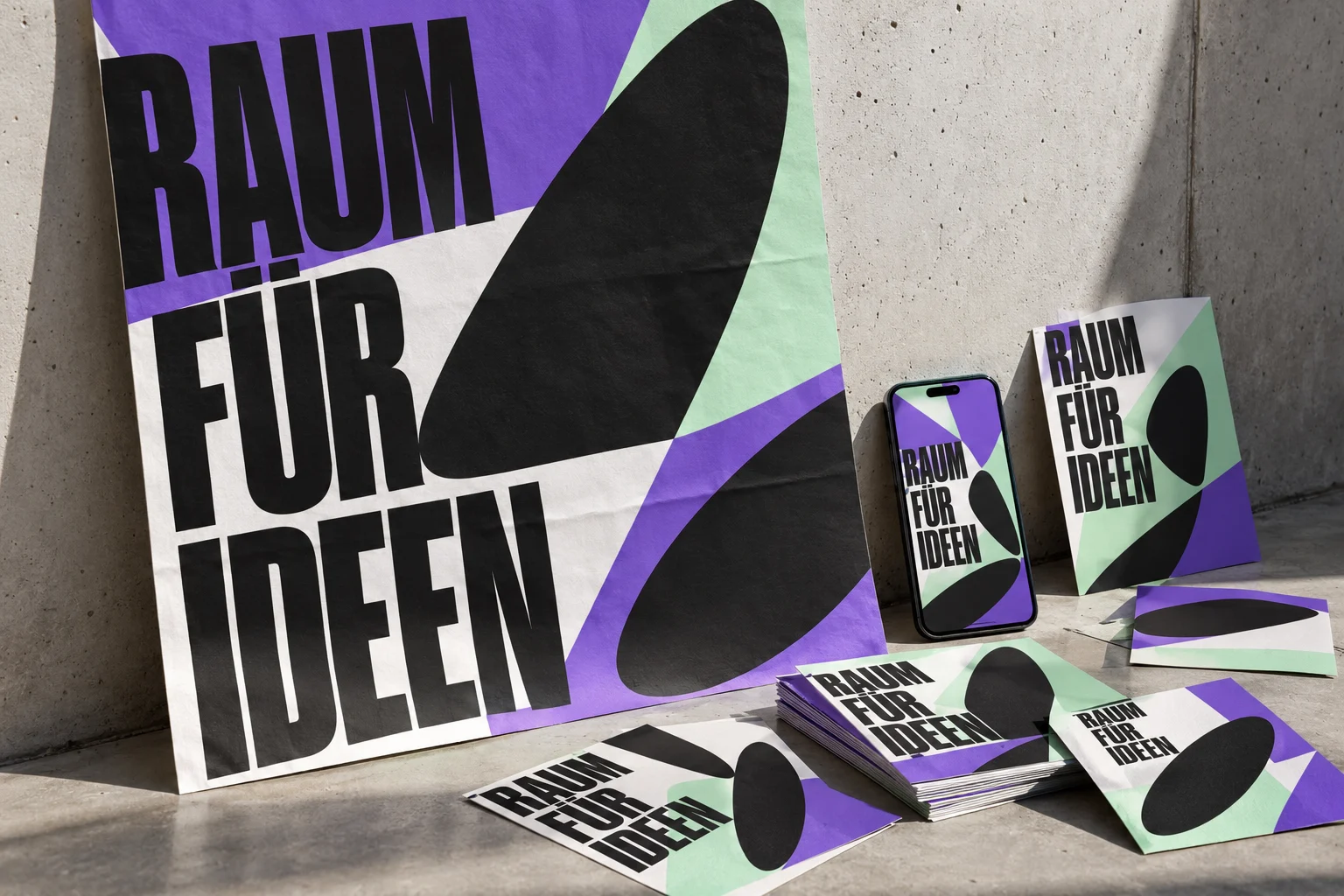 Fiktive Kampagne RAUM FÜR IDEEN auf großem Plakat, Flyern, Postkarten und einem Social-Media-Motiv auf dem Smartphone